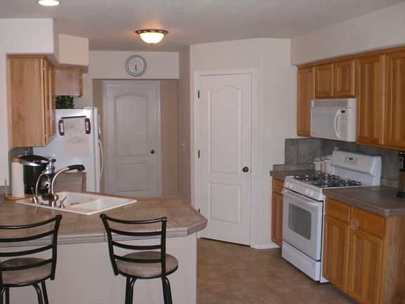 4th image of 580 NE Quince Ave