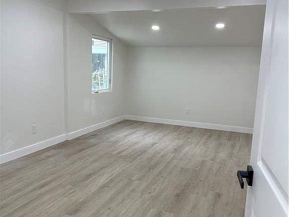 4th image of 2519 1/2 Hope St