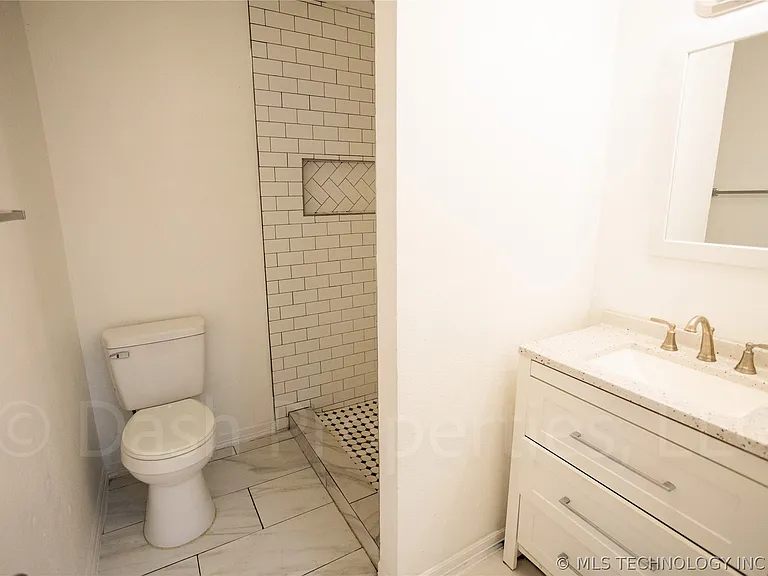 2604 E 7th St S — Photo 31