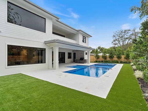 4th image of 451 NW 7th Avenue