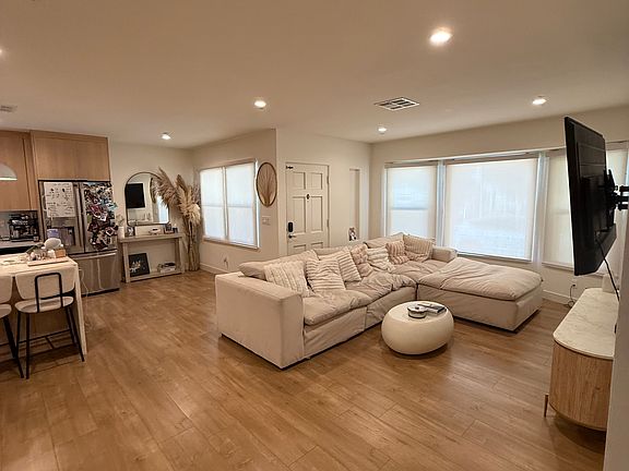 4th image of 6328 Camellia Ave