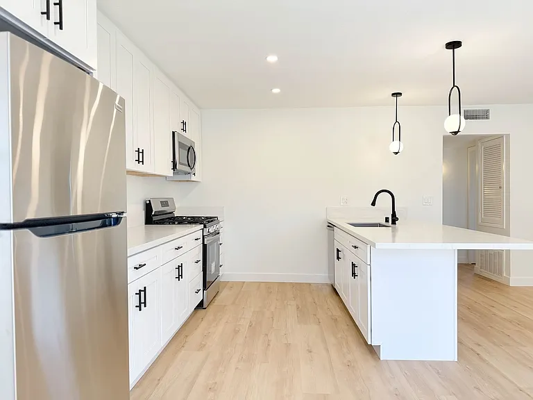 Imperial Gardens Apartments — Photo 4
