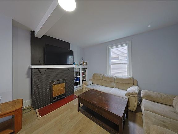 5th image of 196 Brock St N