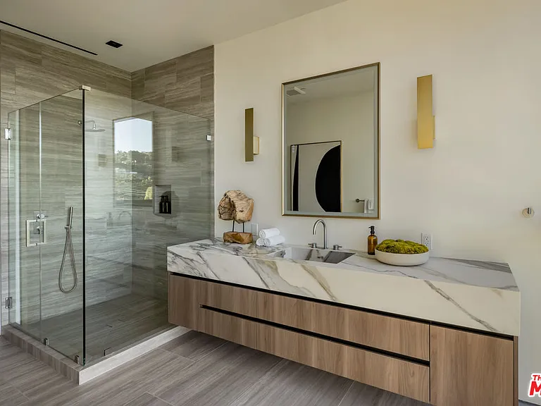 8777 W Hollywood Blvd — Photo 11