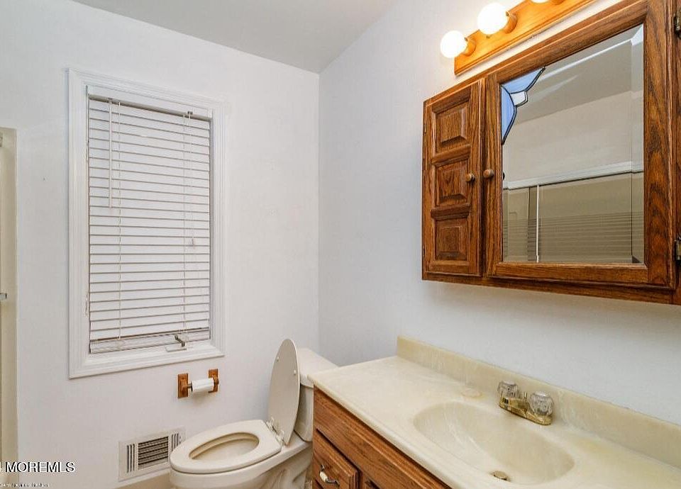 2nd image of 716 Wellington Avenue