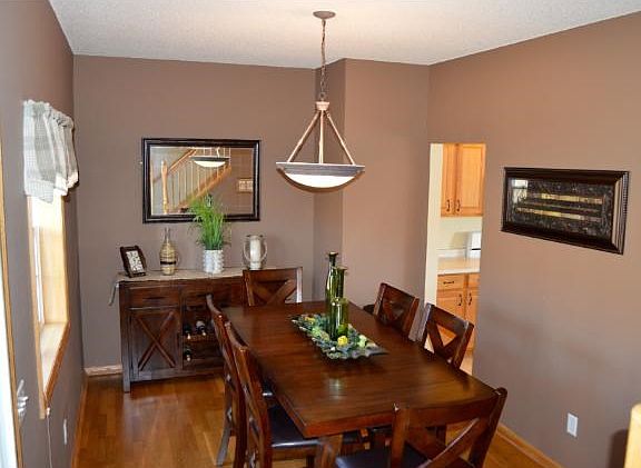 Large dining room (great for entertaining)