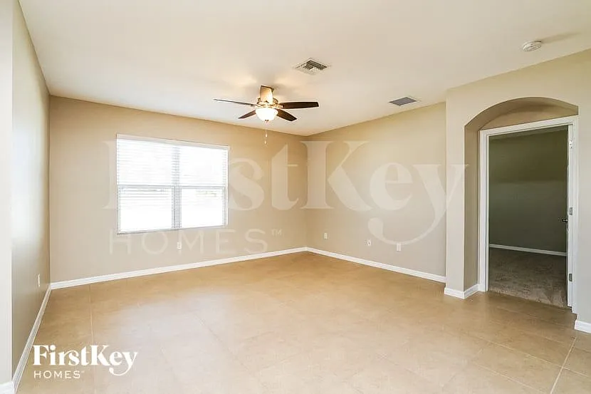 4 bed, 2.0 bath, 1828 sqft, $2,370 — Photo 2