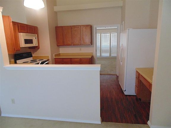 4th image of 2919 Hilltop Dr