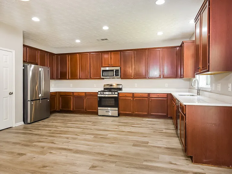 2110 Valley Creek Dr — Photo 6