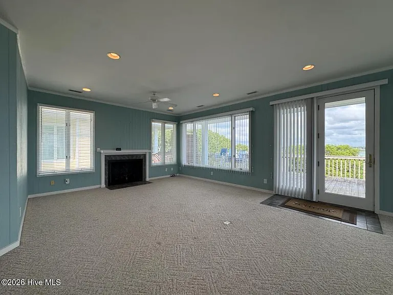 1154 Monroe Ln — Photo 2