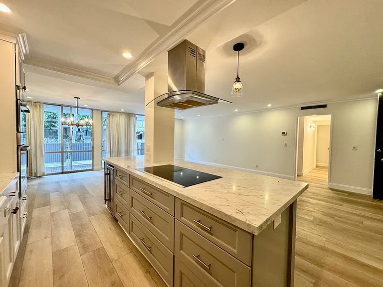 850 N Kings Rd #103 — Photo 4