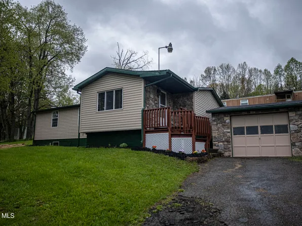 106 E Temple Ln, Altoona, PA 16602