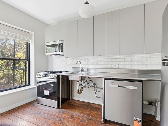 3rd image of 486 Willoughby Ave APT 4