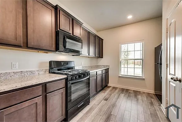 5 bed, 2700 sqft, $2,495 — Photo 3