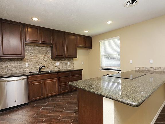 3rd image of 5922 Ludington Dr