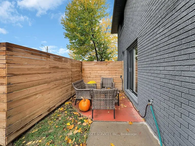 493 Queen Victoria Dr #B — Photo 27