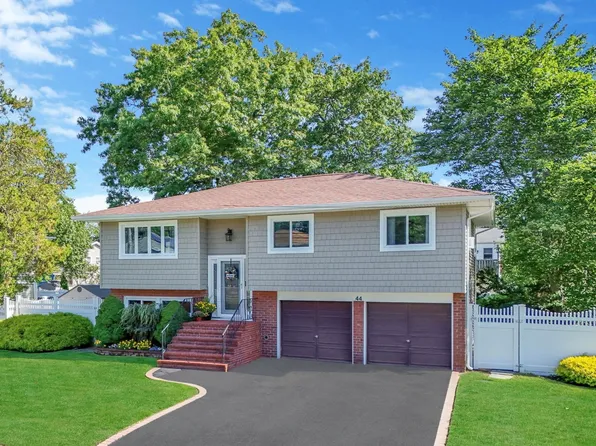 44 N Kings Avenue, Lindenhurst, NY 11757