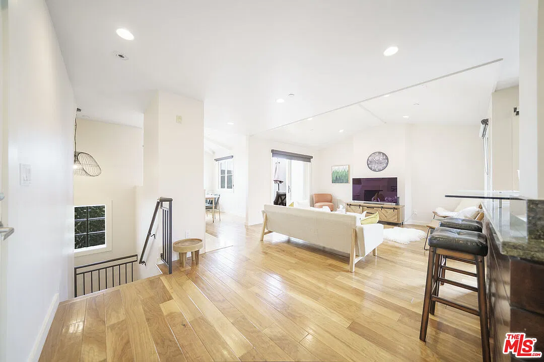 3 bed, 3.0 bath, 1653 sqft, $7,800 — Photo 1