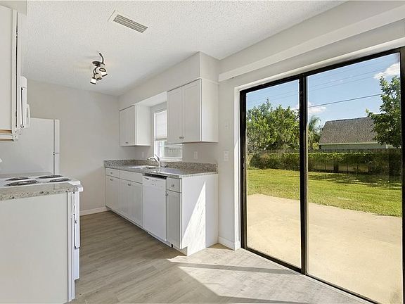 3rd image of 635 20th Pl SW