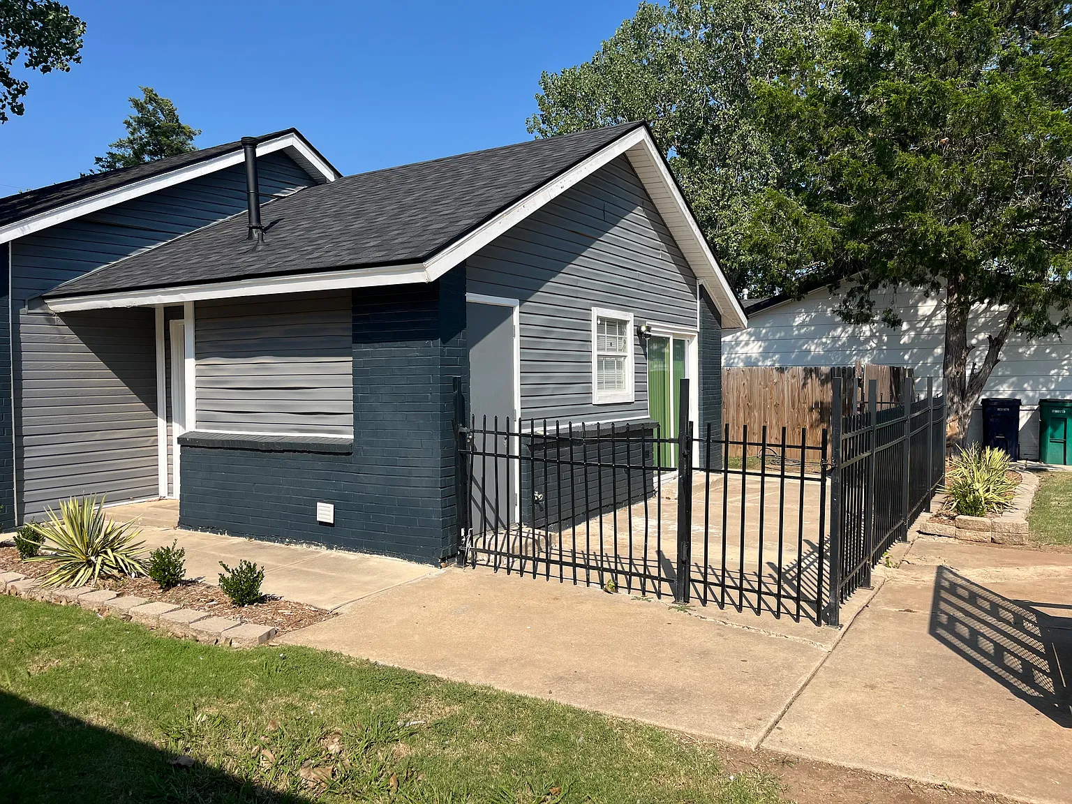 3 bed, 1.5 bath, 1207 sqft, $1,500 — Photo 2