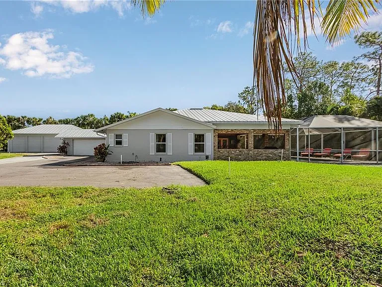 2950 Coach House Ln — Photo 3