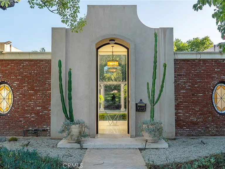 1049 Oak Grove Pl — Photo 4