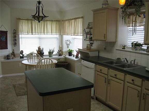 4th image of 1403 Crawford Dr