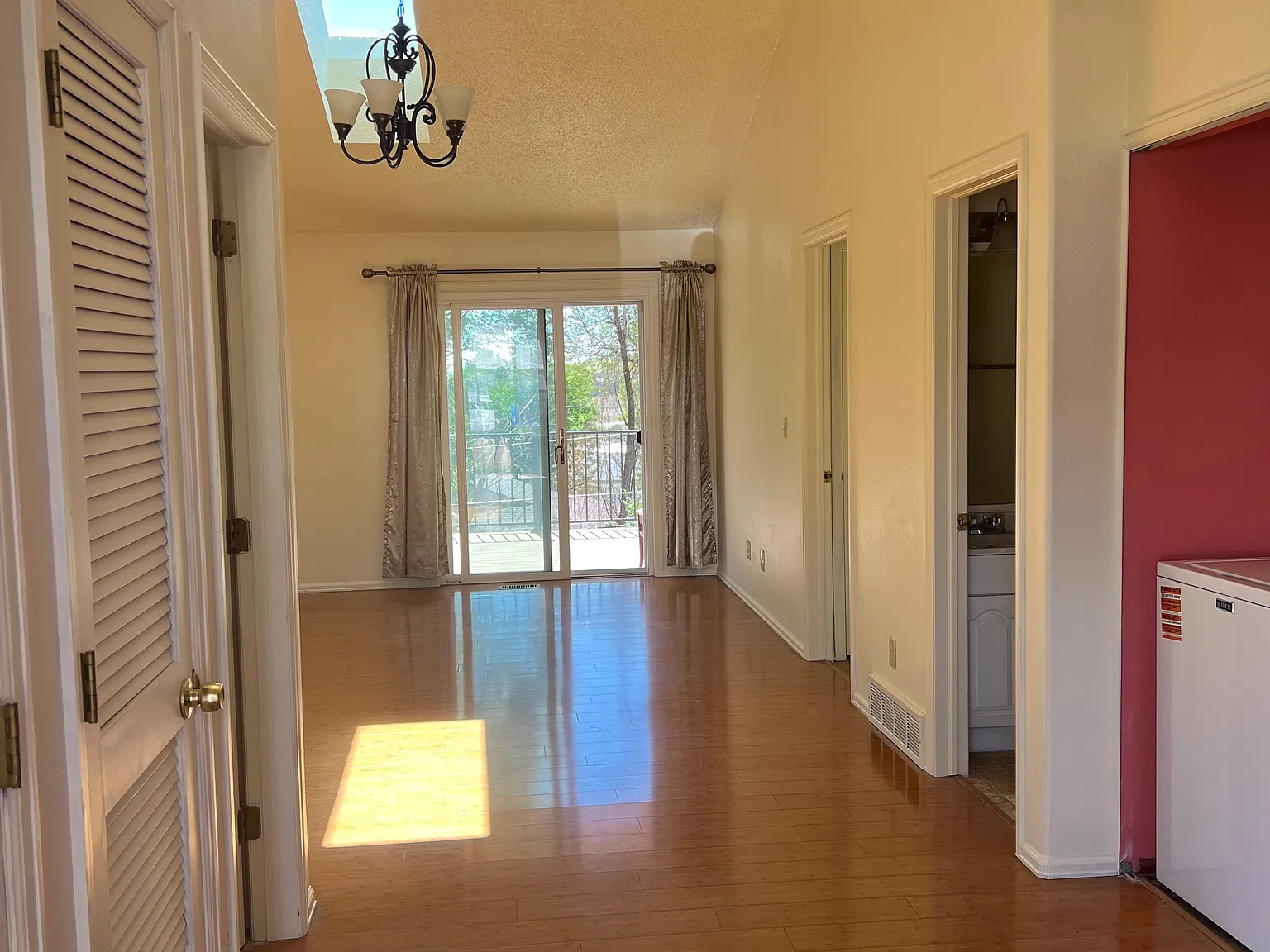 $1900 3 Bedroom 2 Bathroom House In Colorado Springs With Great Amenities — Photo 2