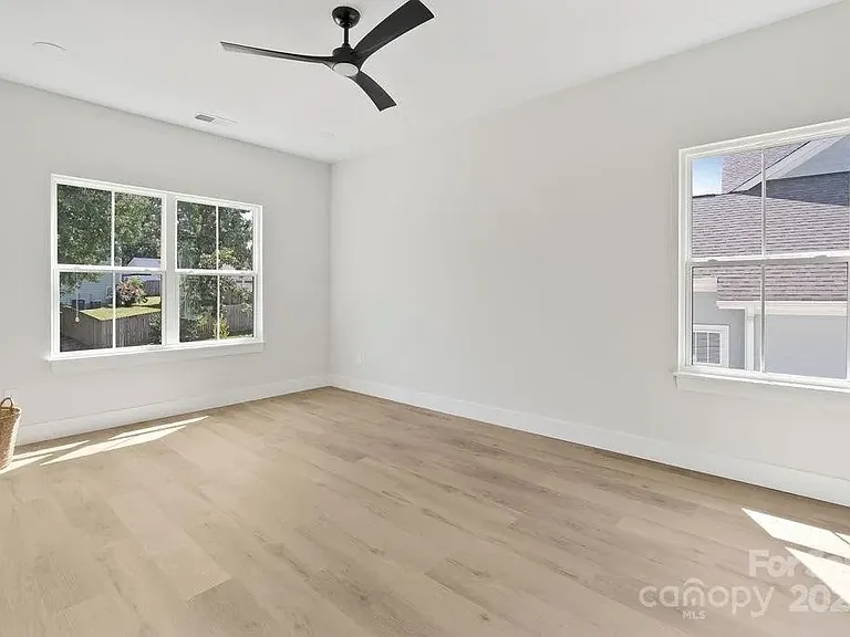 3127 Columbus Cir — Photo 4