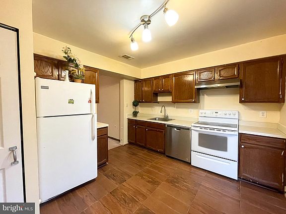 4th image of 5664 Chapel Run Ct