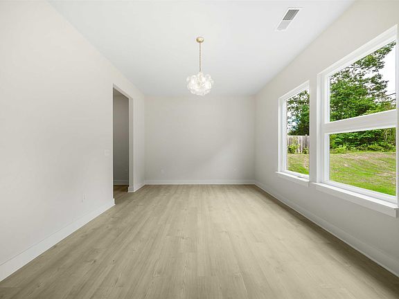 4th image of 807 Garlington Rd