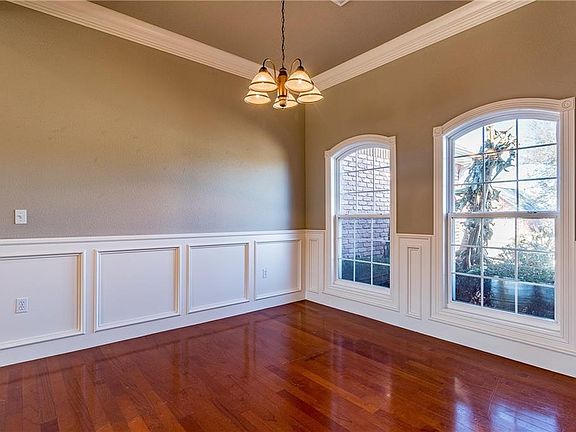 4th image of 2160 Montclair Ave