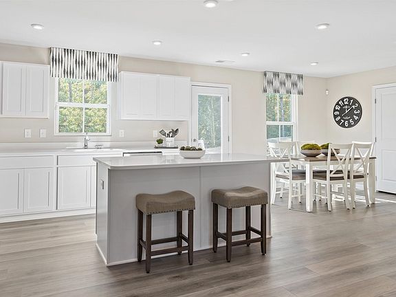 5th image of 92 Everglades Rd