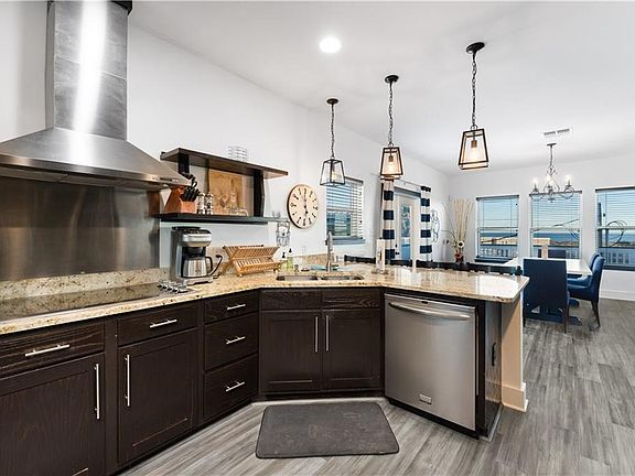 4th image of 800 E Avenue G