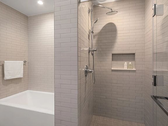 5th image of 225 E 39th St APT 20D