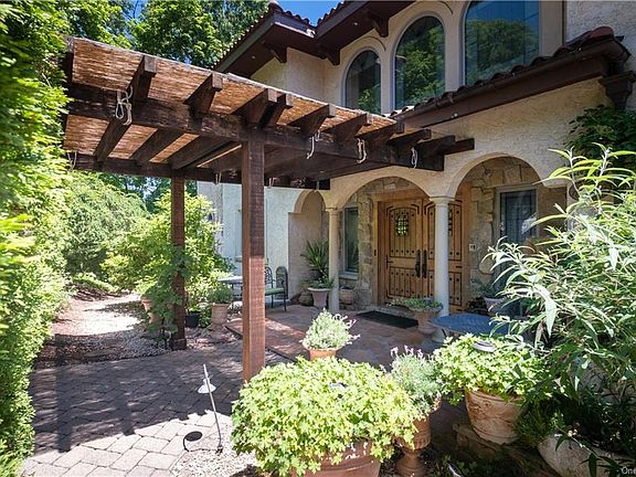 4th image of 7 Tompkins Ct