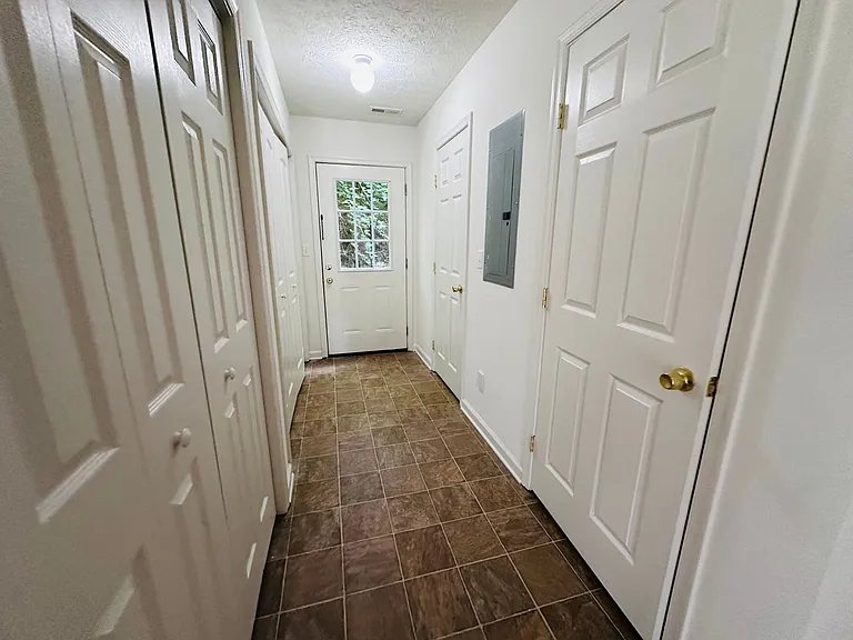 15 Station Ln NE — Photo 4