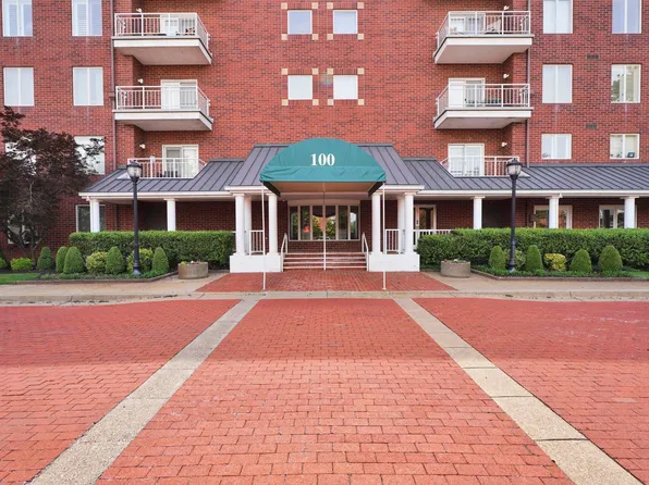 100 NW 1st St APT 205, Evansville, IN 47708