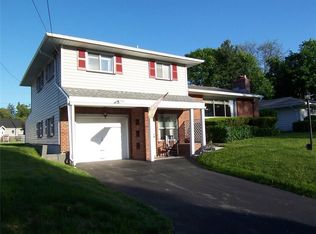 8 Pickthorn Dr, Batavia, NY 14020