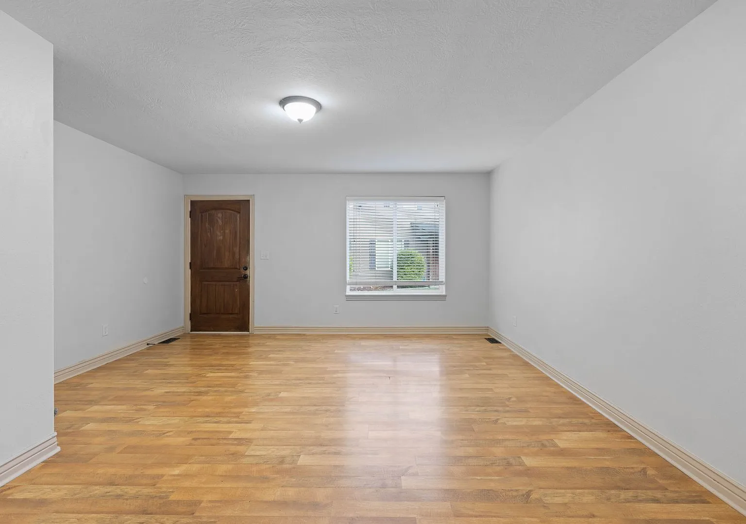 Darling 2 Bed 1.5 Bath Townhome In Rexburg With Internet Included! — Photo 4