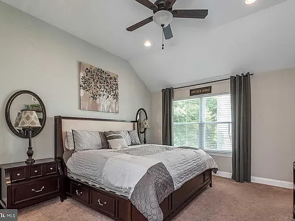 532 Green Ln — Photo 8