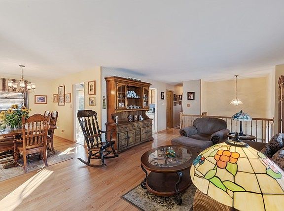4th image of 15261 Ventura St