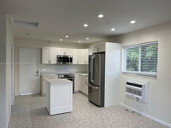 4th image of 1120 NE 81st St APT 1