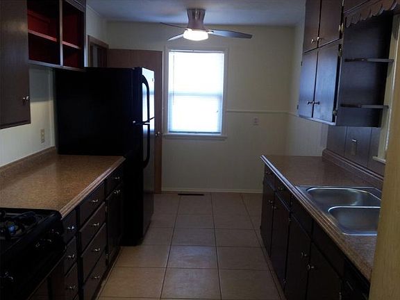 Kitchen pic 4 with eat in area