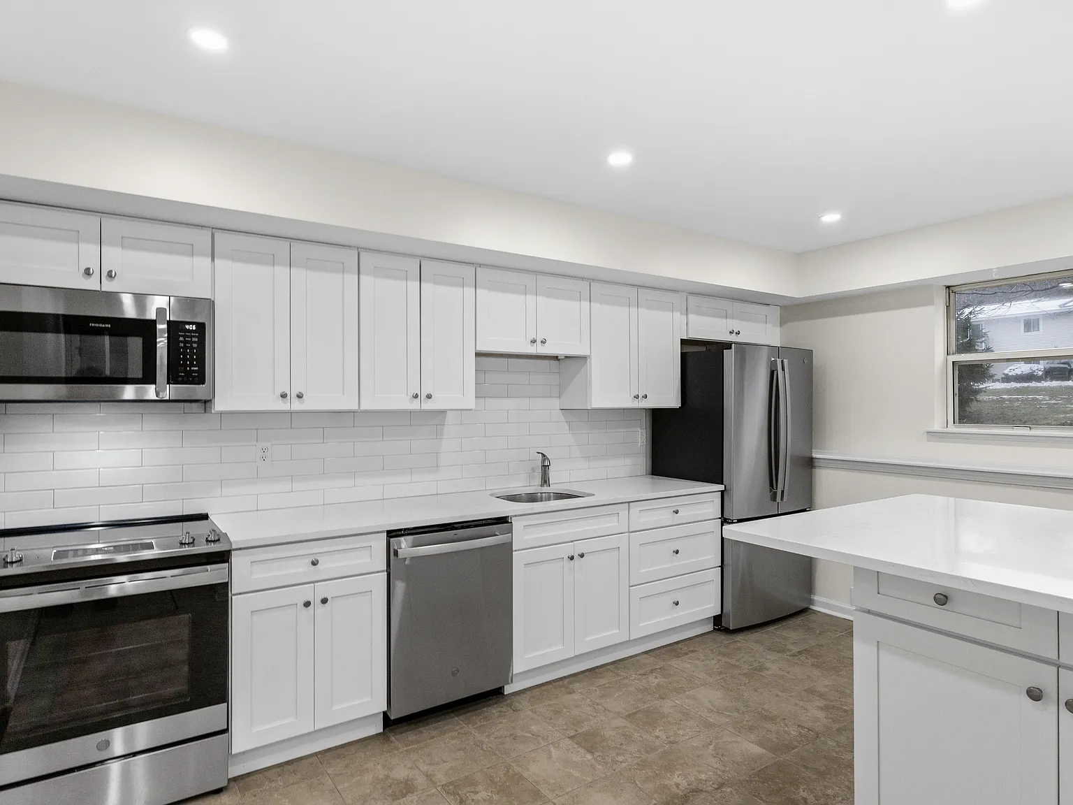 2 bed, 1000 sqft, $1,700 — Photo 2