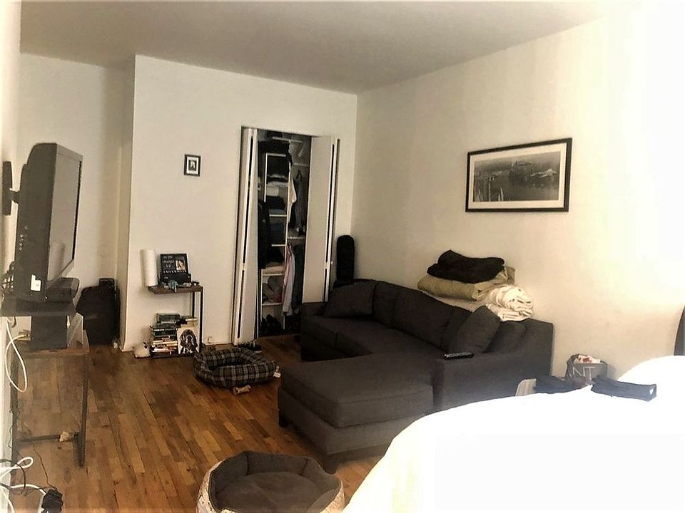 2nd image of 880 Lexington Ave APT 2A