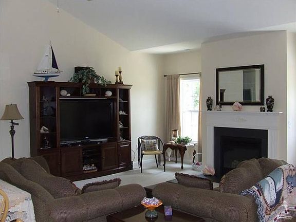 3rd image of 648 Edgeside Dr SE