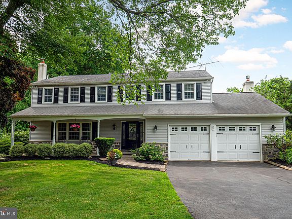 3rd image of 13 Brookmont Dr