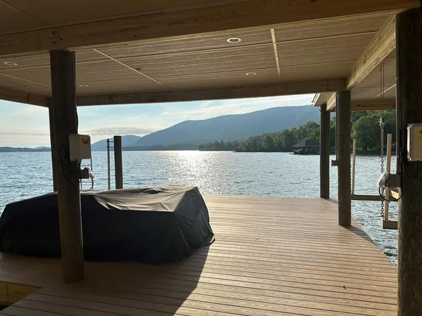 31 Mountain Glen Dr, Penhook, VA 24137