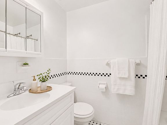 5th image of 250 Elizabeth St APT 3